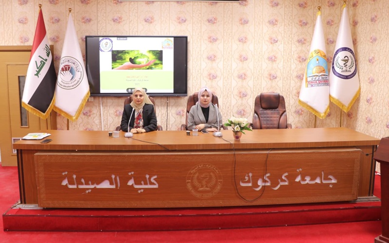 كلية الصيدلة تنظم ندوة توعوية بعنوان (آلية الحفاظ على البيئة وتسليط الضوء على تعزيز وعي الطالب الجامعي على أهمية النظافة)