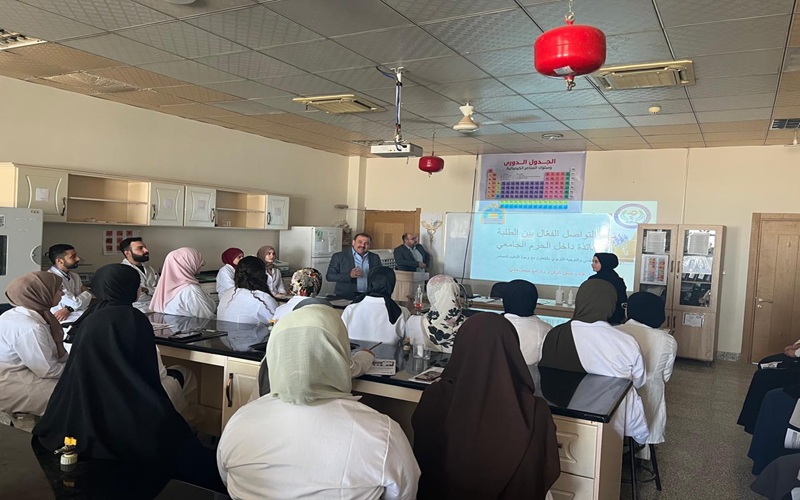 كلية الصيدلة تنظم ندوة إرشادية حول (نهج التواصل الفعال بين الطلبة والأساتذة داخل الحرم الجامعي)