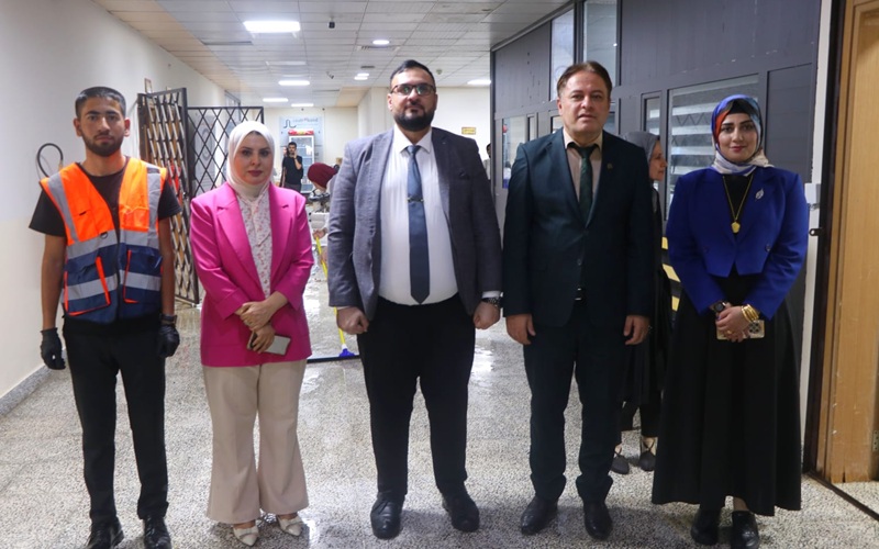 كلية الصيدلة تنظم حملة تنظيف القاعات والمختبرات وأروقة الكلية