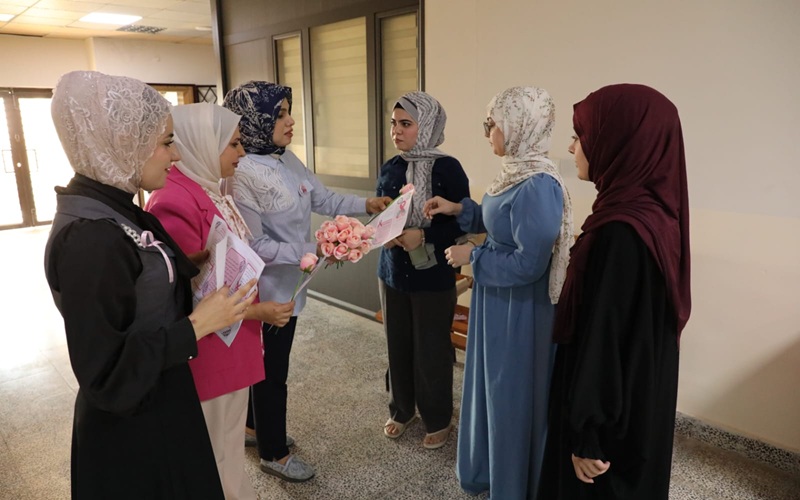 كلية الصيدلة تنظم حملة توعوية بعنوان (انتِ بخير)