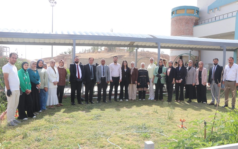 كلية الصيدلة تنظم حملة تشجير في حدائق بناية القاعات الدراسية