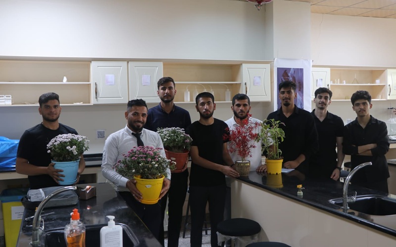 كلية الصيدلة تنظم حملة تطوعية لتنظيف وتزيين مختبر الكيمياء الصيدلانية