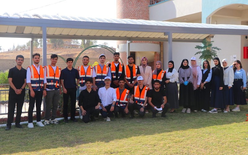 كلية الصيدلة تنظم حملة تطوعية لتنظيف حدائق القاعات الدراسية