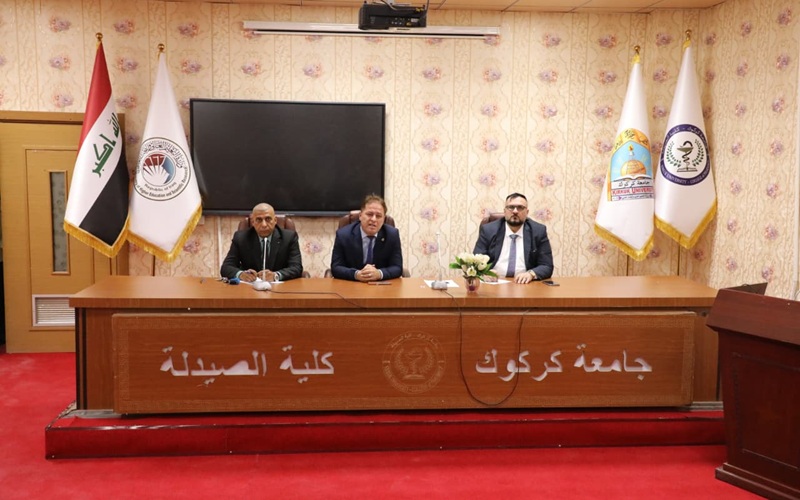 السيد عميد كلية الصيدلة يجتمع مع منتسبي الكلية