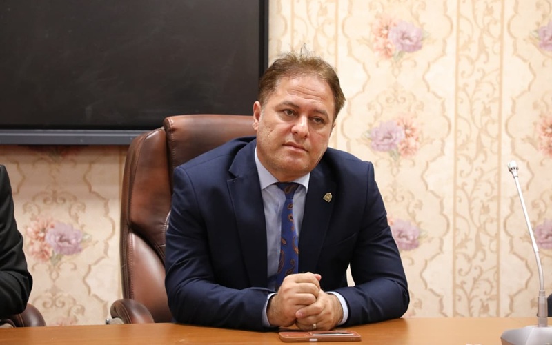 السيد عميد كلية الصيدلة يكرم مجموعة من موظفي الكلية تقديراً لجهودهم المتميزة بمناسبة نتائج تقييم أعمال الصيانة