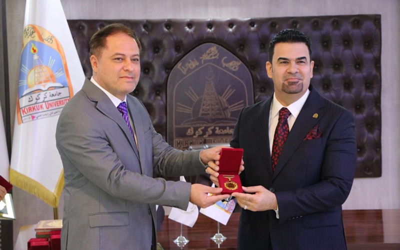 رئيس جامعة كركوك يكرم كلية الصيدلة لتفوقها في الامتحان التقويمي وحصولها على المركز الثالث في العراق