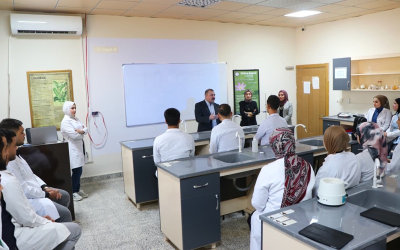 كلية الصيدلة تنظم ندوة توعوية بعنوان (مهارة التكيف مع الحياة المهنية)