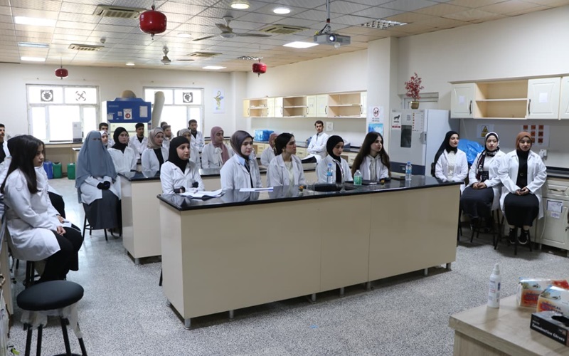 كلية الصيدلة تنظم ندوة بعنوان (تطوير قدرات الصيدلي في التعرف على الصعوبات والمشاكل التي تواجهه في العمل المهني) 