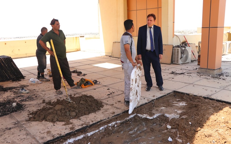 كلية الصيدلة تنظم حملة صيانة لإدامة أسطح بناياتها