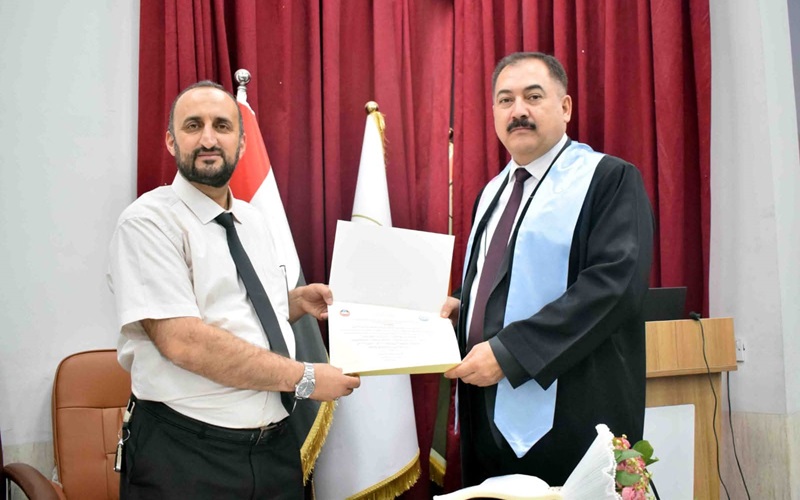 تدريسي في كلية الصيدلة يشارك في لجنة مناقشة رسالة ماجستير في جامعة الموصل