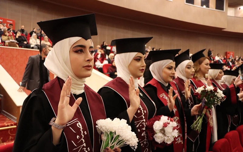 كلية الصيدلة تحتفي بتخريج طلبتها وترديد القسم الطبي