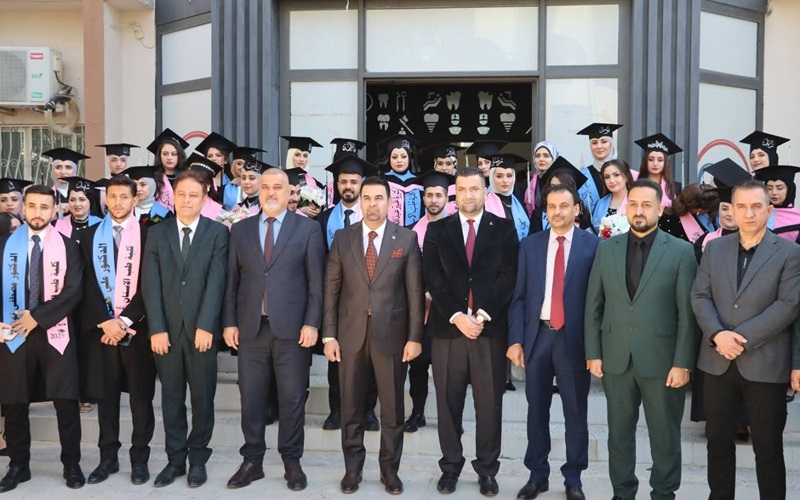 عميد كلية الصيدلة يشارك طلبة كلية طب الأسنان فرحتهم في ترديد القسم