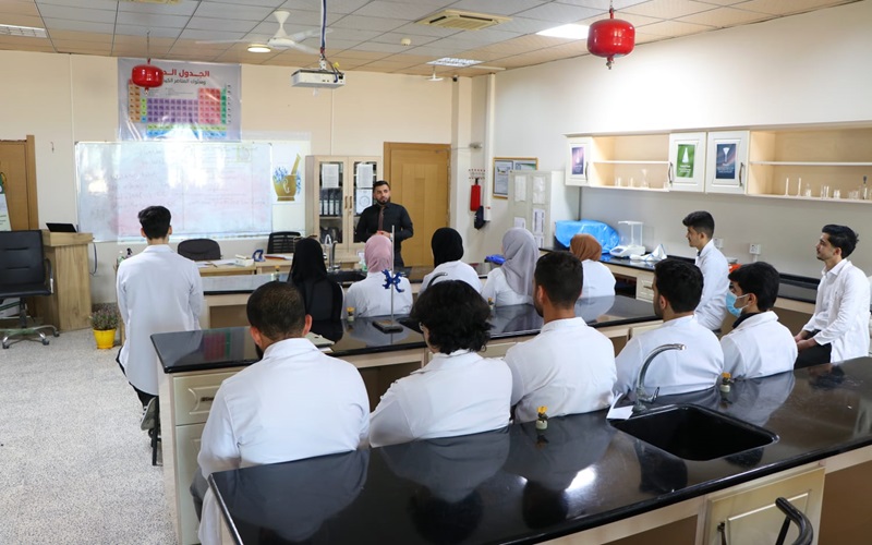 كلية الصيدلة تنظم ندوة بعنوان (الكيمياء في عمليات التجميل وتطبيقاتها)