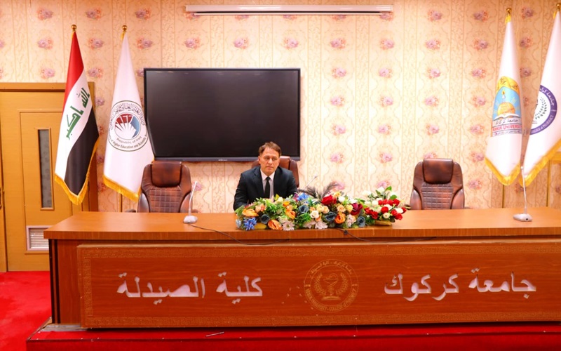 عميد كلية الصيدلة يجتمع مع طلبة المرحلة الثانية