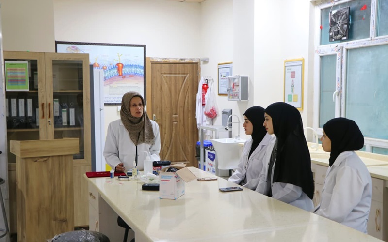 كلية الصيدلة في جامعة كركوك تنظم ندوة إرشادية حول (إدارة المخاطر البيولوجية في المختبرات الجامعية)