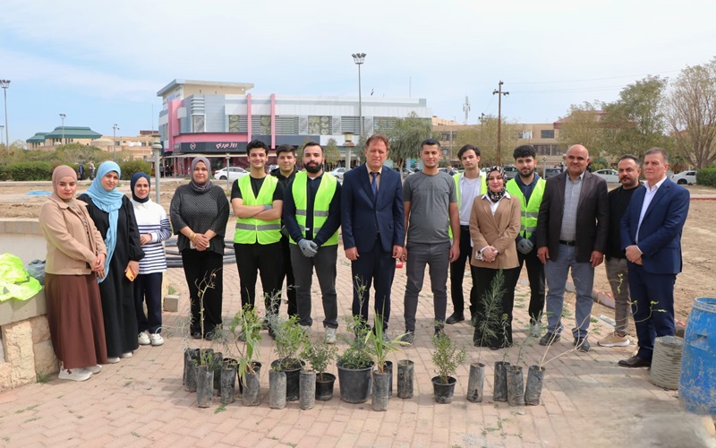 كلية الصيدلة تنظم حملة تشجير لتعزيز المساحات الخضراء في حدائقها