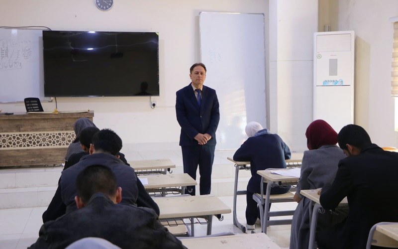 عميد كلية الصيدلة يتفقد سير الامتحان التقويمي التجريبي لطلبة المرحلة الثانية