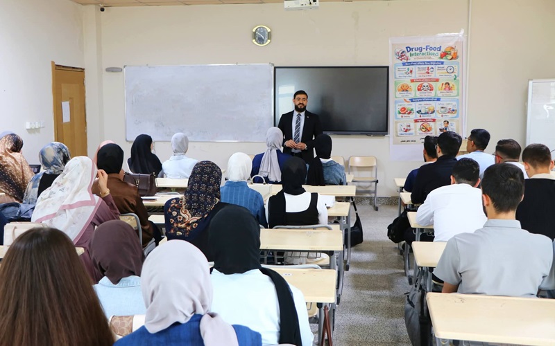 كلية الصيدلة تنظم ندوة إرشادية بعنوان (دور الطلبة في تعزيز الأمن الصحي داخل الجامعة)