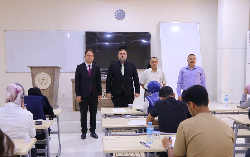 السيد عميد كلية الصيدلة يتفقد سير الامتحانات النهائية للعام الدراسي ٢٠٢٥–٢٠٢٦