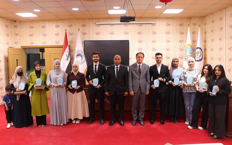 عميد كلية الصيدلة يكرم الطلبة الأوائل والحاصلين على الدرجات الكاملة في الامتحانات التقويمية