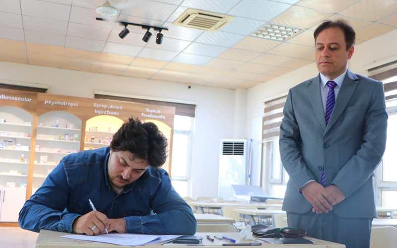 كلية الصيدلة بجامعة كركوك تجري اختبار معادلة الشهادة لخريجي كليات الصيدلة خارج العراق (٥٥) في جزئها النظري
