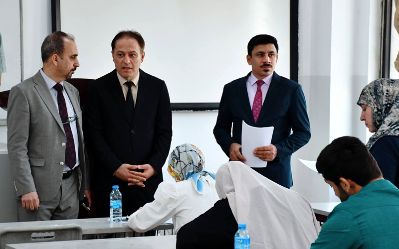 اللجنة المركزية المشرفة على الامتحان التنافسي تتابع استعدادات كلية التربية للعلوم الإنسانية