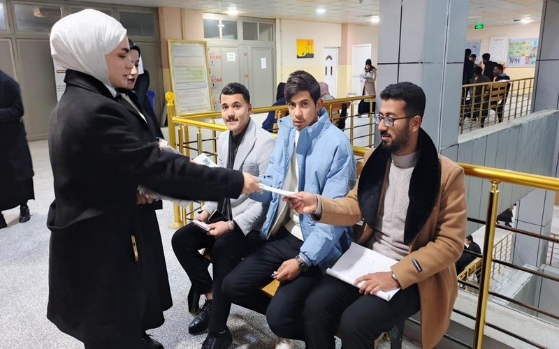 تدريسيات وطلبة قسم علوم ...