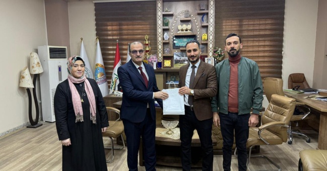 تكريم مسؤول وحدة العمل التطوعي في الكلية السيد علي عبدالهادي محمد