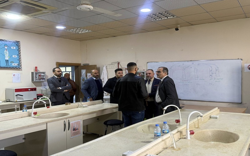 عميد كلية التربية للعلوم الصرفة يتفقد أعمال صيانة مختبرات الكلية 2