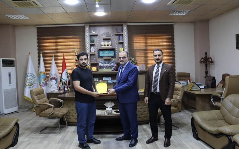 عميد كلية التربية للعلوم الصرفة يُكرم طلبة في الأقسام الداخلية