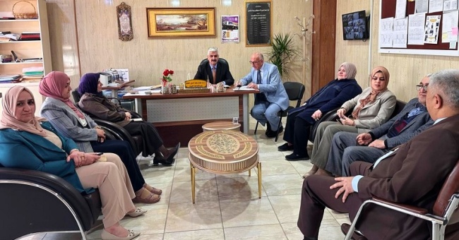 رئيس قسم الكيمياء يعقد اجتماعاً موسعاً مع اللجنتين العلمية والدراسات العليا