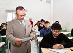 عميد كلية العلوم يتفقد سير الامتحانات النهائية لطلبة المرحلة الأولى