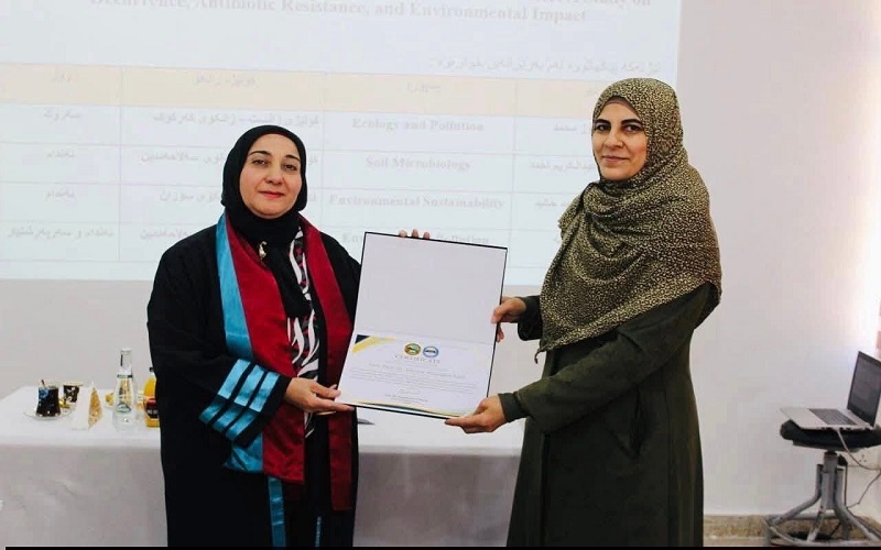 تدريسية تترأس مناقشة رسالة ماجستير في جامعة السليمانية