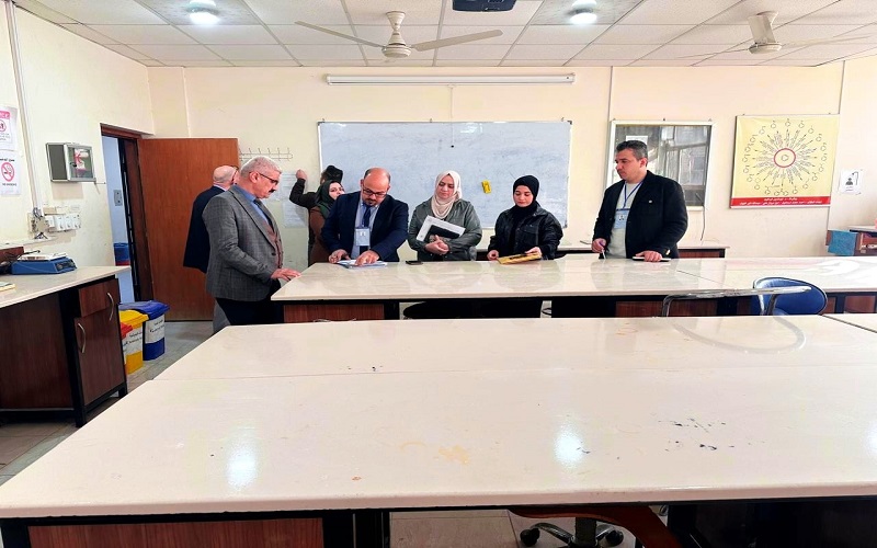 زيارة تقييمية لمختبرات قسم الكيمياء ضمن برامج تطوير البيئة المختبرية