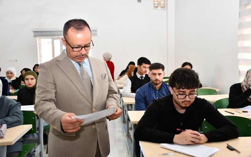 عميد كلية العلوم يتفقد سير الامتحانات النهائية لطلبة المرحلة الأولى