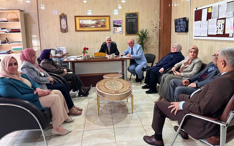رئيس قسم الكيمياء يعقد اجتماعاً موسعاً مع اللجنتين العلمية والدراسات العليا