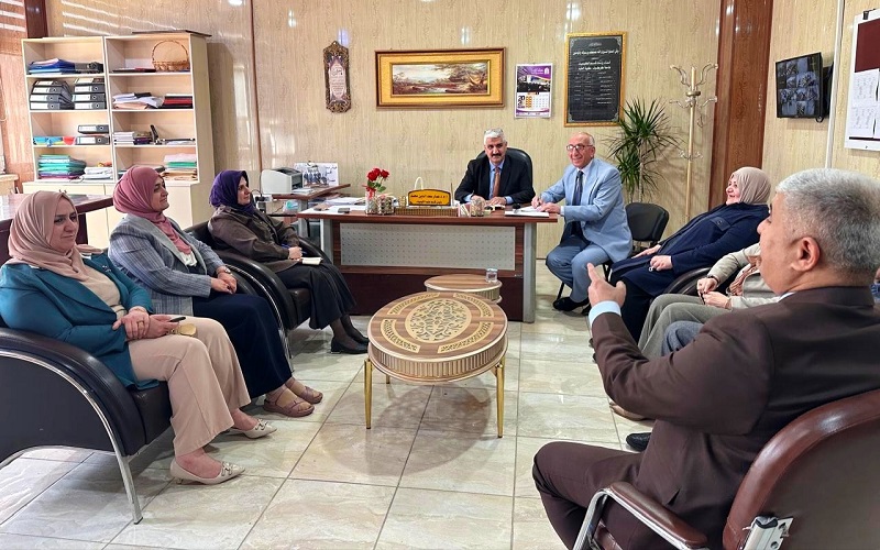 رئيس قسم الكيمياء يعقد اجتماعاً موسعاً مع اللجنتين العلمية والدراسات العليا