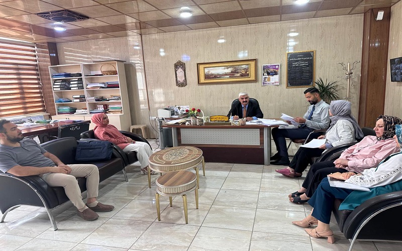 رئيس قسم الكيمياء يعقد ...