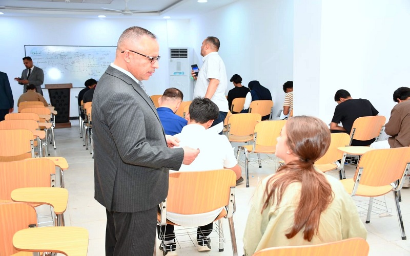 عميد كلية العلوم يواصل جولاته التفقدية لمتابعة سير امتحانات طلبة المستوى الأول