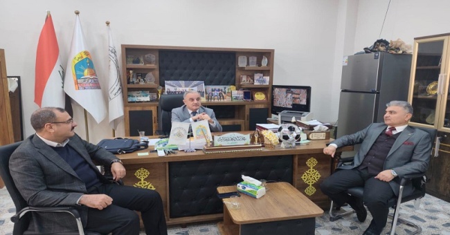 عميد الكلية يجري اجتماعًا مع أعضاء مجلس الكلية