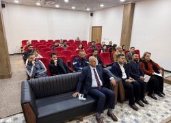 عميد كلية التربية البدنية وعلوم الرياضة يعقد اجتماعاً موسعاً مع الكادر التدريسي لمناقشة الاستعدادات لإقامة المخيم الكشفي