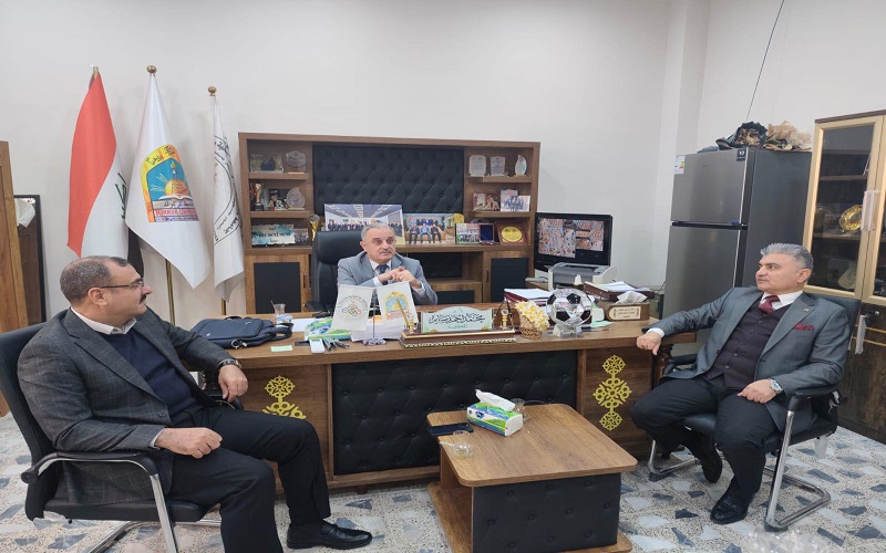 عميد الكلية يجري اجتماعًا مع أعضاء مجلس الكلية