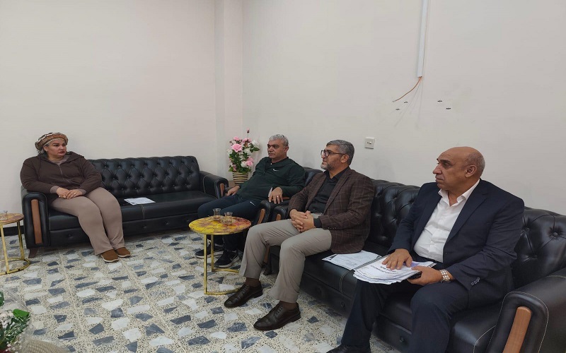 عميد الكلية يجري اجتماعًا مع أعضاء مجلس الكلية