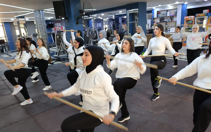 كلية التربية البدنية وعلوم الرياضة تنظم ورشة علمية توعوية عن الاسعاف الاولي المهني للتسمم والاختناق 