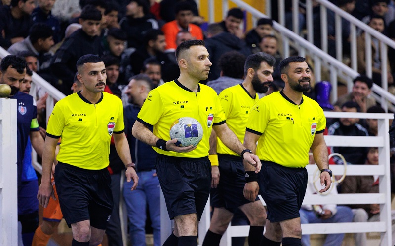 موظف يقود مباراة ديالى ونفط البصرة لدوري المحترفين لكرة القدم الصالات