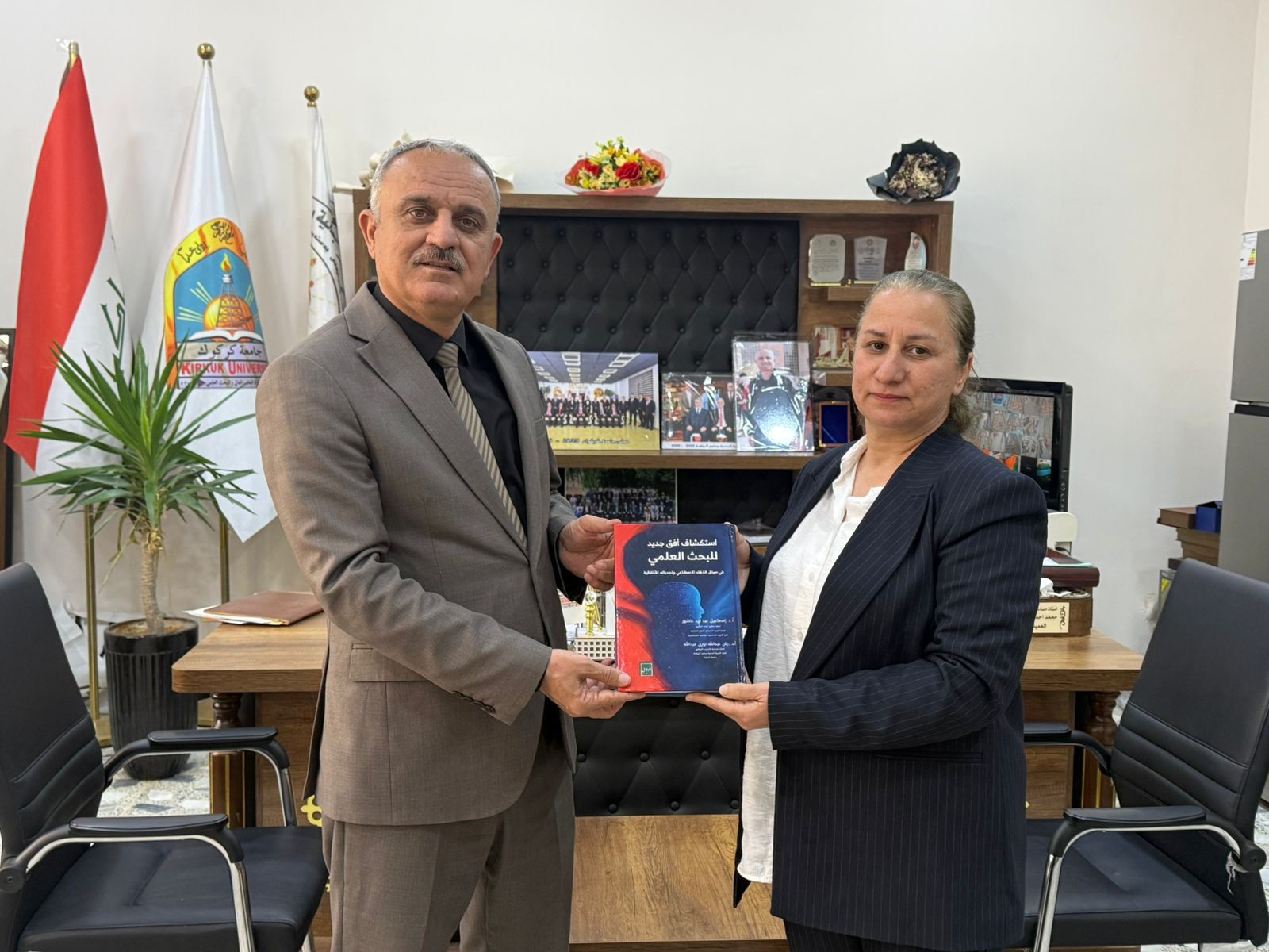 التدريسية الأستاذة الدكتورة ژيان عبدالله نوري تهدي مؤلفًا علميًا لمكتبة الكلية