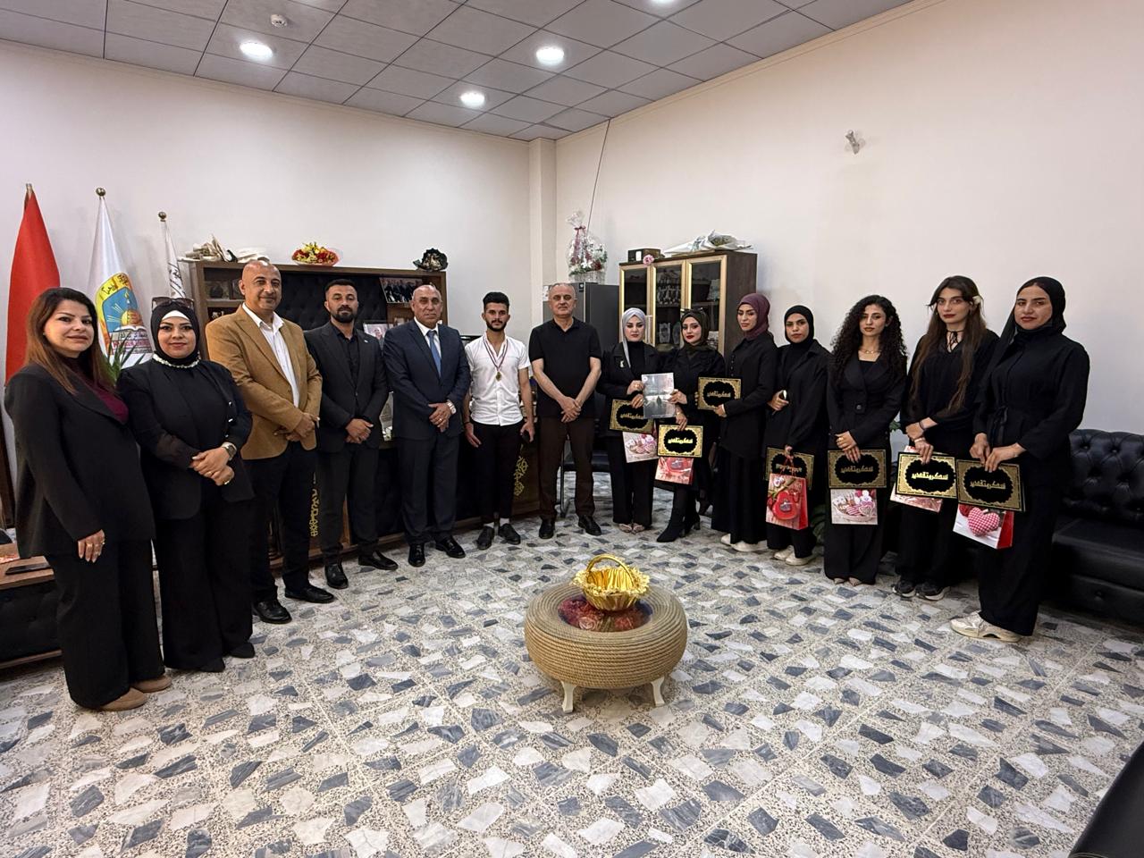 عميد الكلية يستقبل عدداً من الطالبات ويثمن إبداعهن الأدبي والفني