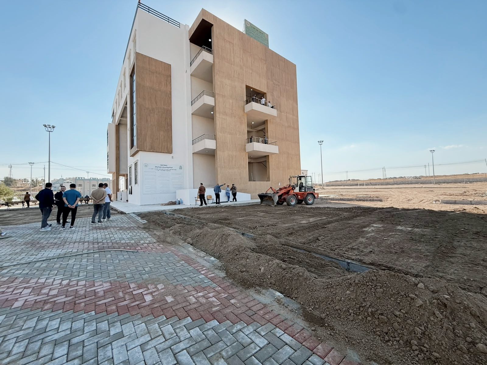 كلية التربية البدنية وعلوم الرياضة تواصل أعمال التنظيف والتأهيل لتهيئة بيئة جامعية ملائمة