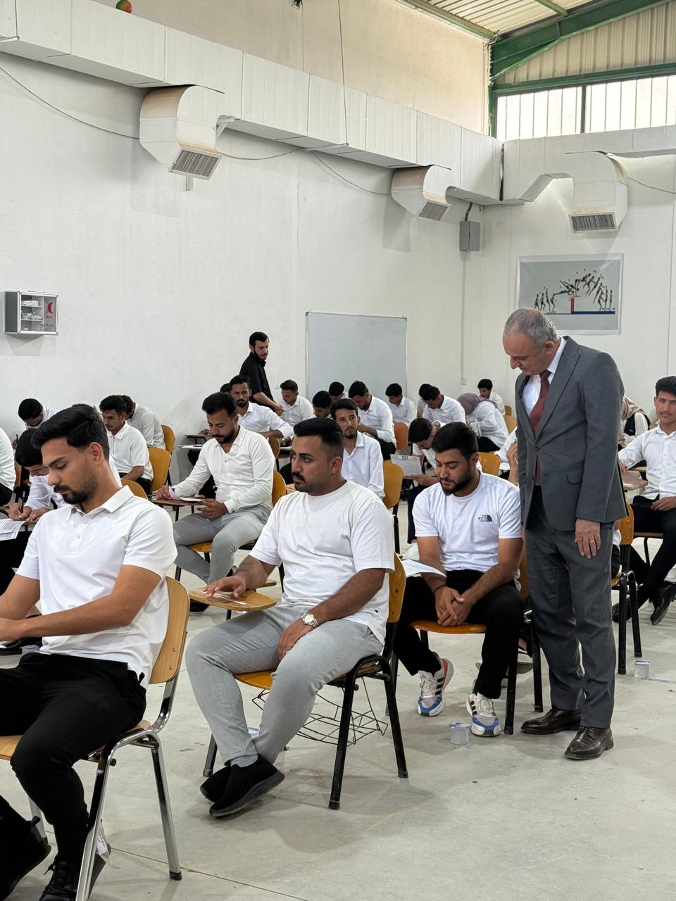 عميد كلية التربية البدنية وعلوم الرياضة يتفقد القاعات الامتحانية للامتحانات النظرية