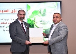 عميد كلية علوم الحاسوب وتكنولوجيا المعلومات يلقي محاضرة علمية في كلية النباتات الطبية